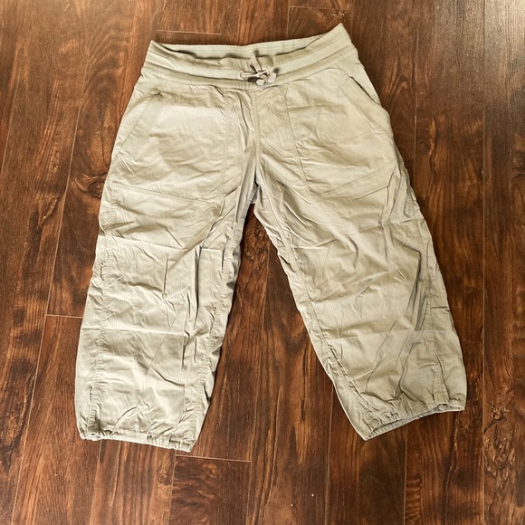 Lululemon Dance Studio crops - Picture 1 of 5